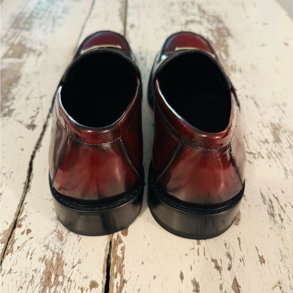 Men’s PRADA Loafers
- Prada
- Men’s 41
- Cordovan color
- Solid Leather - Picture 4 of 5